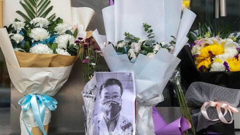 Trung Quốc: Người dân đặt hoa tại bệnh viện tưởng nhớ bác sĩ Lý Văn Lượng