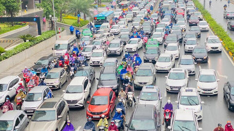 Đầu tuần dân công sở Hà Nội khổ sở vượt mưa gió, ùn tắc kéo dài