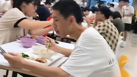 Ảnh chụp một sinh viên Thanh Hoa trong canteen bị lan truyền, netizen cảm thán sự khác nhau giữa “học bá” và người thường