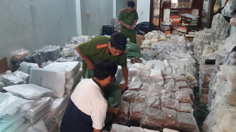 Tạm giữ 6.000 sản phẩm thời trang giả các thương hiệu nổi tiếng thế giới tại Đồng Nai