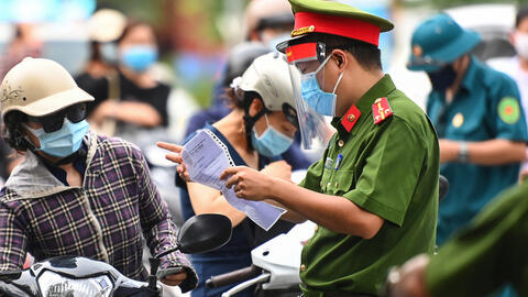 Người đi đường cần xuất trình giấy tờ gì khi bị kiểm tra trong thời gian giãn cách?