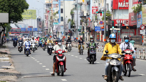 Đường phố TP.HCM vẫn đông xe cộ di chuyển