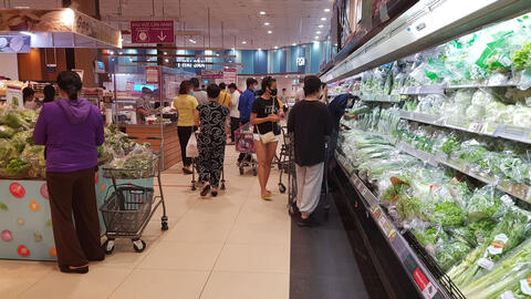 Thực phẩm thiếu hụt, giá cao, người tiêu dùng mong chờ chợ truyền thống mở cửa trở lại
