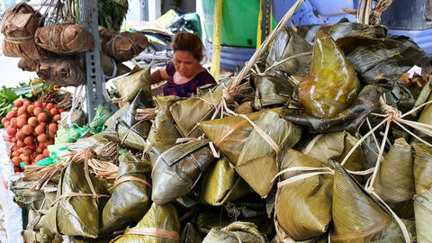 Bánh ú tro, trái cây và hoa ngập chợ chuẩn bị Tết Đoan ngọ
