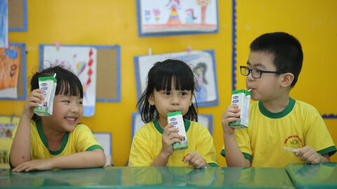 Vinamilk đảm bảo việc uống sữa học đường đầy đủ cho học sinh khi tựu trường