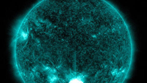 NASA: Cơn bão Mặt trời đang hướng về Trái Đất, có thể làm hỏng GPS, điện và tín hiệu điện thoại