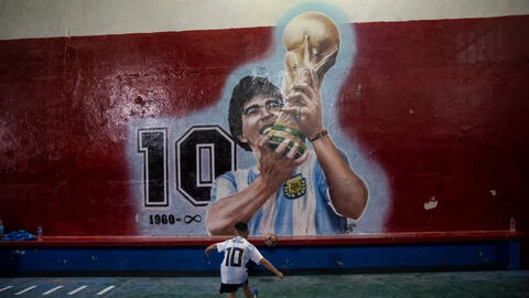 Người hâm mộ tưởng niệm một năm ngày mất của huyền thoại Diego Maradona