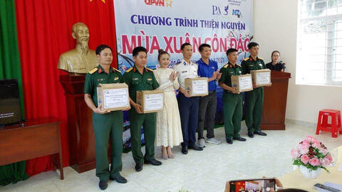 Bệnh viện Đại học y dược Sài Gòn trao quà Tết cho người dân Côn Đảo