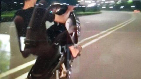 Nam thanh niên bị phạt 4,2 triệu đồng vì "bốc đầu" xe máy để đăng lên mạng xã hội