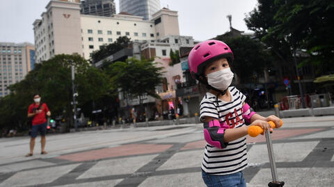 Hạn chế cho trẻ chưa tiêm vaccine ra ngoài