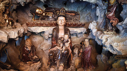 Biểu tượng mẹ trong điêu khắc tượng Phật Bà Quan Âm Việt Nam