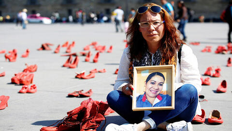 Các nhà hoạt động nữ quyền đặt 200 đôi giày đỏ nhằm phản đối bạo lực giới tại Mexico