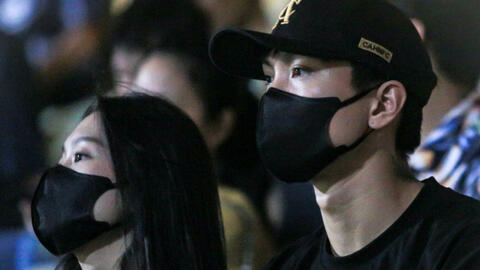 Doãn Hải My mặc giản dị, tay trong tay Đoàn Văn Hậu đến sân Hàng Đẫy dù đang tất bật chuẩn bị cho đám cưới