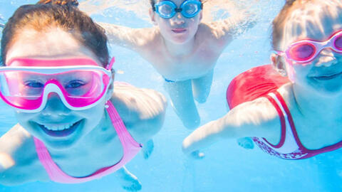 10 bệnh trẻ dễ mắc khi đi bơi vào mùa hè