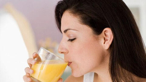 Những người mắc bệnh này không nên uống nước cam