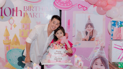 Trọn vẹn khoảnh khắc Phùng Ngọc Huy và bé Lavie trong tiệc sinh nhật, thái độ của nhóc tỳ gây chú ý