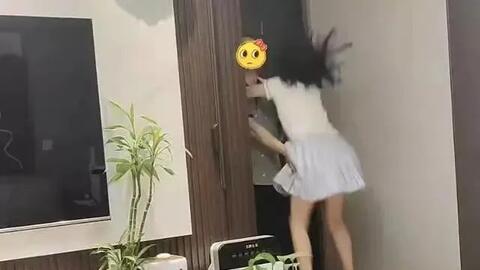 Đoạn video "thân mật" của cha và con gái lan truyền chóng mặt: Cha con thân thiết đến mấy mà không có ranh giới thì hậu quả khó lường