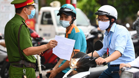 Hà Nội chưa xử phạt những người chưa có giấy đi đường mẫu mới trong 2 ngày tới