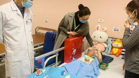 Bé gái rơi từ tầng 12 chung cư đã xuất viện