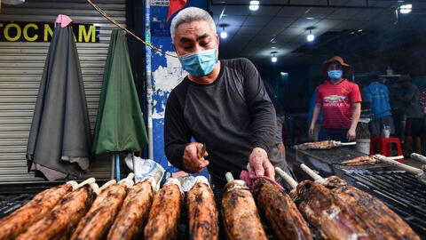 Phố cá lóc nướng ở Sài Gòn 'cháy hàng' trong ngày Thần Tài