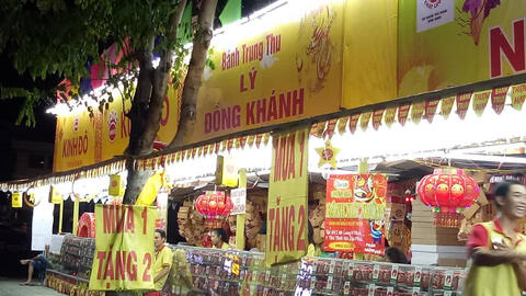 Bánh trung thu bắt đầu giảm giá mua 1 tặng 2