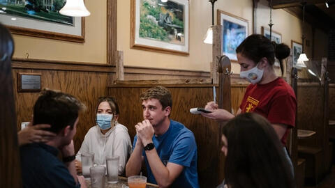 Quy định khẩu trang giữa Covid-19 ở Mỹ được nới lỏng gây tranh cãi