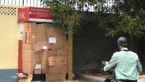 Một người đàn ông cố gắng cưa trụ ATM để lấy trộm tiền