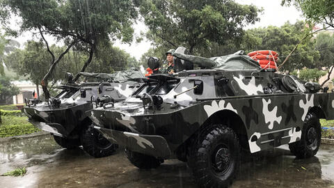 Cận cảnh xe bọc thép được huy động giúp dân chống bão số 6