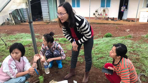 Bà chủ nông trại rau hữu cơ Happy Vegi hướng dẫn cách trồng rau sạch giữa lòng Sài Gòn