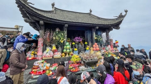 Người dân vẫn đổ về các điểm tham quan, di tích dù dừng lễ hội đầu năm