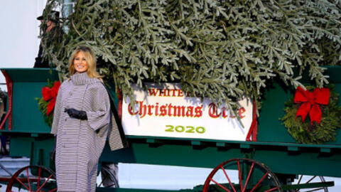 Bà Melania Trump lần đầu xuất hiện sau khi ông Trump tuyên bố chuyển giao quyền lực