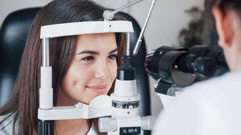 Cholesterol cao là ‘quả bom hẹn giờ’, nếu thấy 3 dấu hiệu này ở mắt thì đừng bỏ qua