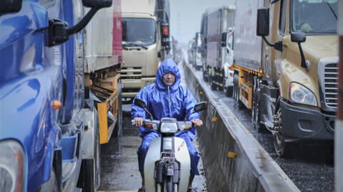 Quảng Bình: Quốc lộ 1 bị ngập sâu, hàng trăm phương tiện bị tắc nghẽn