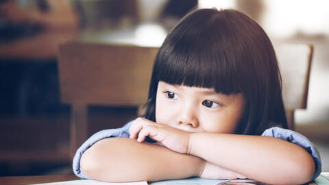 Học sinh tiểu học viết văn về "Cô đơn" được trọn điểm, cả bài không nhắc gì đến chuyện một mình nhưng ai đọc cũng khóc