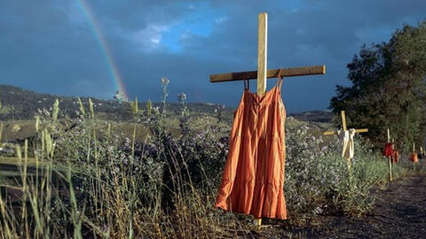 Những chiếc váy của bé gái treo trên thánh giá nhận Giải Ảnh báo chí