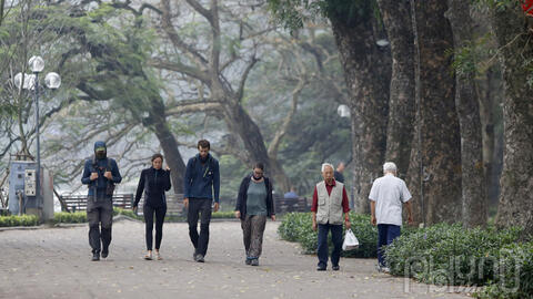 Giữa mùa dịch Covid-19, du khách vẫn hồn nhiên không đeo khẩu trang dạo chơi Hà Nội