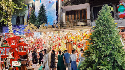 Bất ngờ chưa: Đúng ngày Halloween nhưng cả phố Hàng Mã đã đón Giáng sinh rồi!