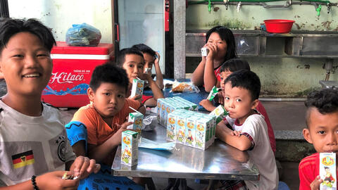 Quỹ sữa Vươn cao Việt Nam mang lại nụ cười hạnh phúc cho trẻ thơ trong mùa dịch