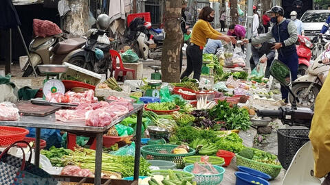 Rau xanh, thực phẩm vẫn đắt đỏ dù giá xăng giảm mạnh