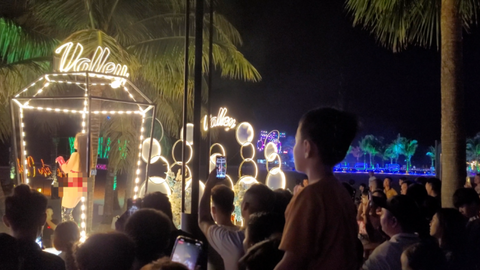 Bar bãi biển ở Hạ Long đang "tiếp tay" cho trẻ em tiếp cận nội dung giải trí không phù hợp lứa tuổi, hay người lớn quá vô tâm?