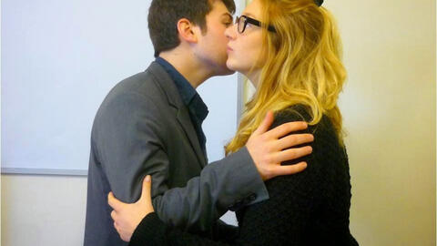 Chính phủ Pháp khuyến cáo mọi người trao nụ hôn khi chào hỏi