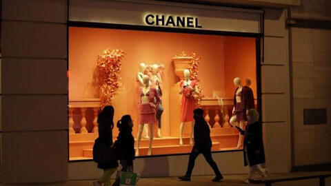 Chanel ngừng bán túi xách cho người Nga muốn đem về nước