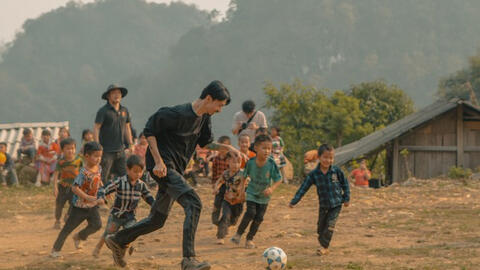 Đen Vâu đóng góp 500 triệu doanh thu từ MV Nấu Ăn Cho Em cho trẻ em vùng cao