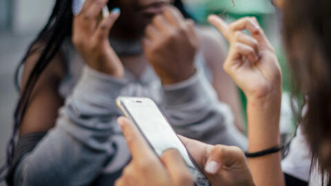 Thanh thiếu niên gặp nguy hiểm khi dùng mạng xã hội từ sớm