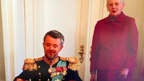 Nữ vương Đan Mạch "rơi nước mắt" chính thức thoái vị nhường ngôi cho con trai, khoảnh khắc xúc động những giờ cuối tại vị khiến dân chúng nhói lòng