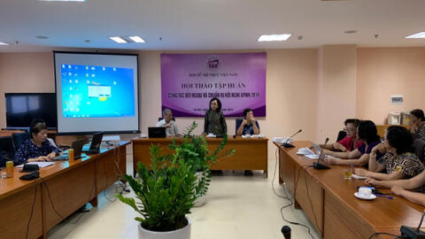 Các nhà khoa học nữ thảo luận về hạn chế rác thải nhựa