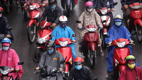 Trời se lạnh, người Sài Gòn choàng áo mưa ra đường