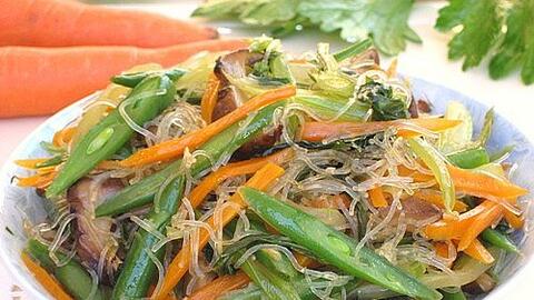 Món ngon mỗi ngày: Cách làm món miến xào chay ngon cho ngày Rằm tháng 7