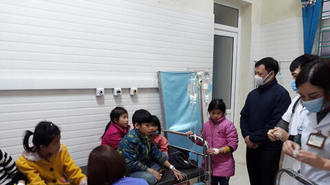 Ăn vặt trước cổng trường, 32 học sinh ở Hà Giang nhập viện cấp cứu