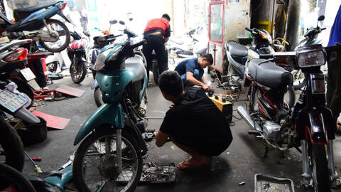 Hàng sửa xe chật kín xe máy, ô tô bị ngập nước hư hỏng sau cơn mưa lớn chiều hôm qua